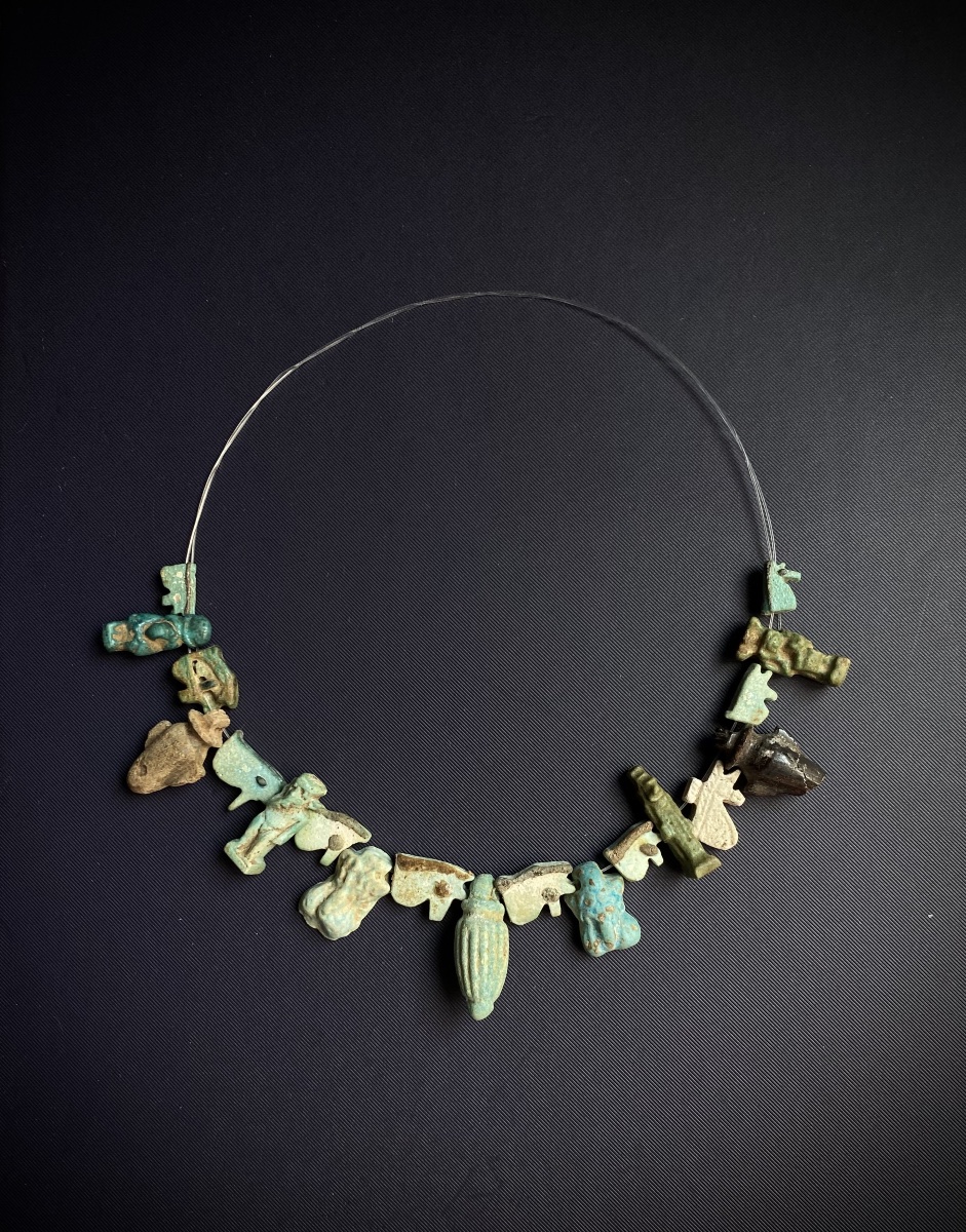 Collier de 19 amulettes égyptiennes antique : cœur , phallus ,  œil oudjat , dieu bès-photo-2