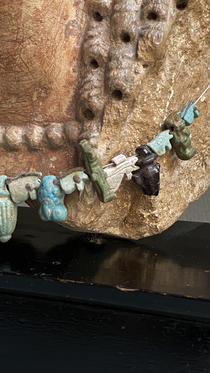 Collier de 19 amulettes égyptiennes antique : cœur , phallus ,  œil oudjat , dieu bès-photo-1