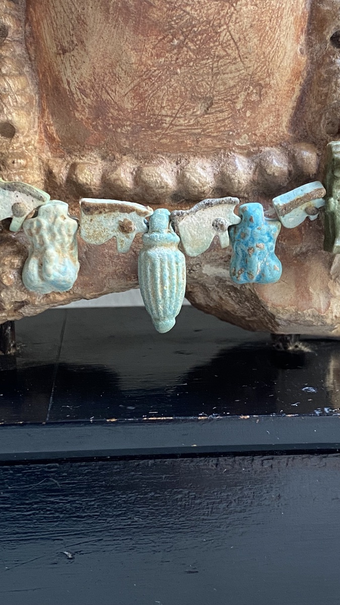 Collier de 19 amulettes égyptiennes antique : cœur , phallus ,  œil oudjat , dieu bès-photo-3