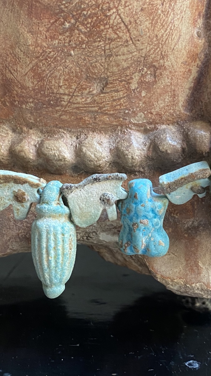 Collier de 19 amulettes égyptiennes antique : cœur , phallus ,  œil oudjat , dieu bès-photo-4