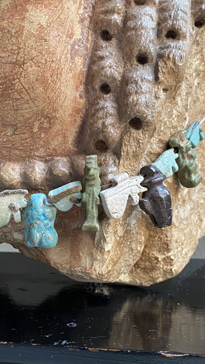 Collier de 19 amulettes égyptiennes antique : cœur , phallus ,  œil oudjat , dieu bès-photo-5
