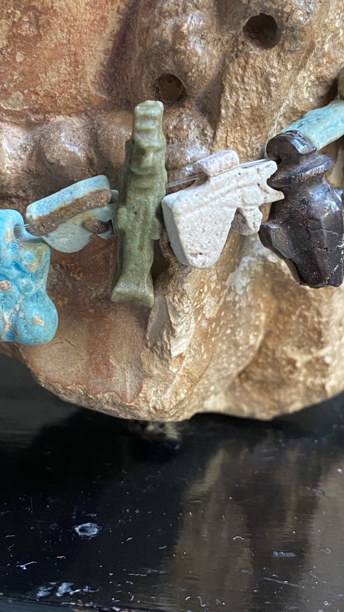 Collier de 19 amulettes égyptiennes antique : cœur , phallus ,  œil oudjat , dieu bès-photo-6