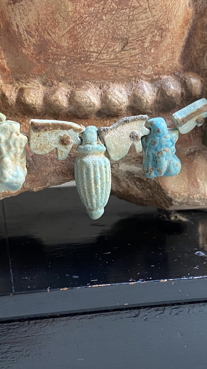 Collier de 19 amulettes égyptiennes antique : cœur , phallus ,  œil oudjat , dieu bès-photo-7