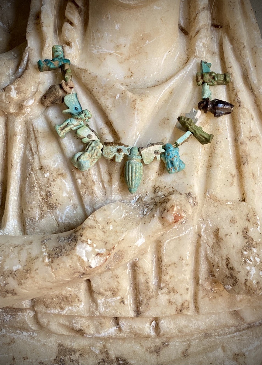 Collier de 19 amulettes égyptiennes antique : cœur , phallus ,  œil oudjat , dieu bès-photo-8