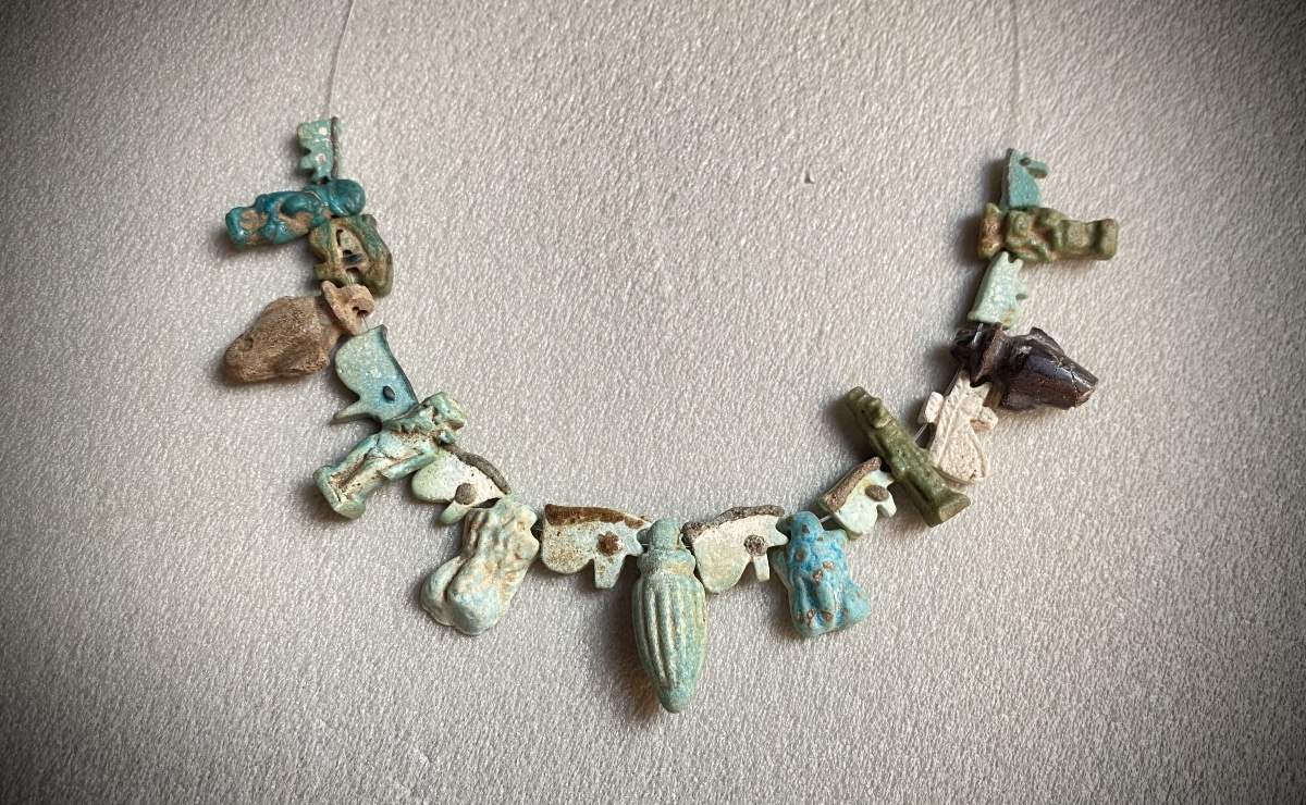 Collier de 19 amulettes égyptiennes antique : cœur , phallus ,  œil oudjat , dieu bès