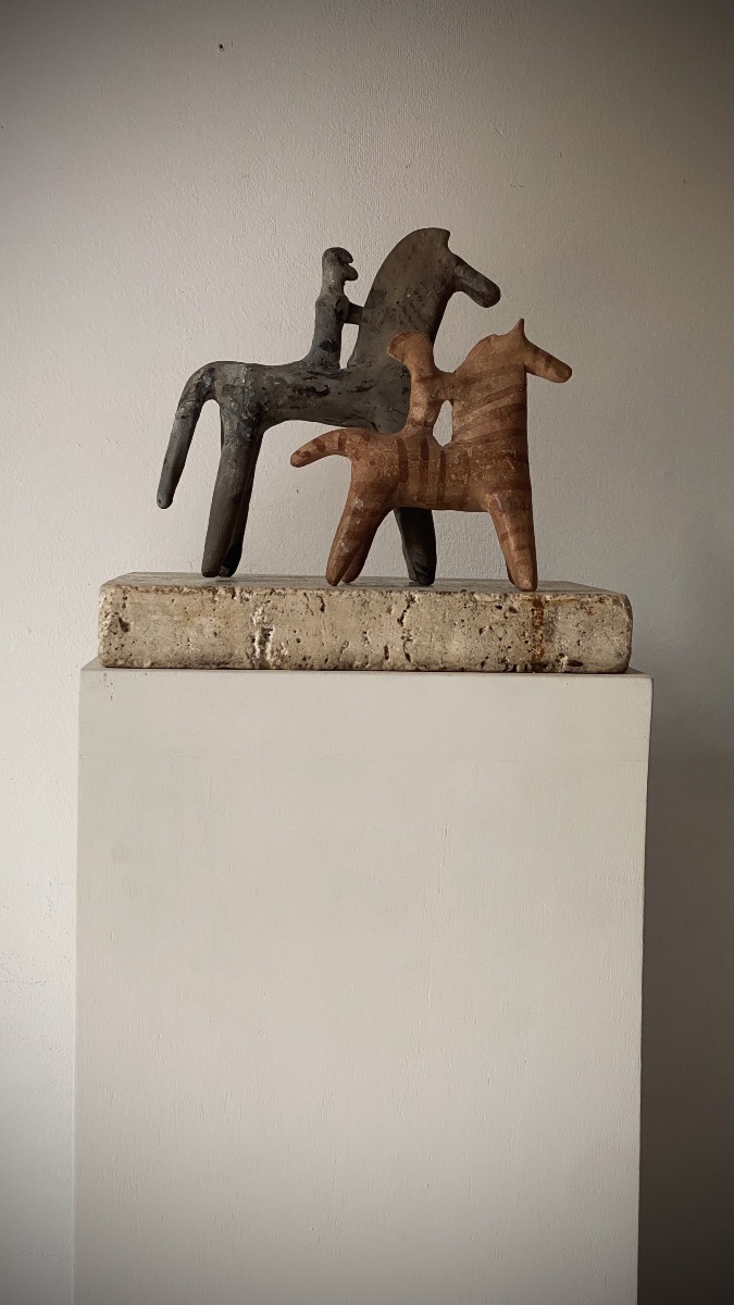 DEUX CHEVAUX ET  CAVALIERS, FIGURINES en TERRE CUITE, BÉOTIE, GRÈCE ARCHAÏQUE,  VIe SIÈCLE AV.-photo-1