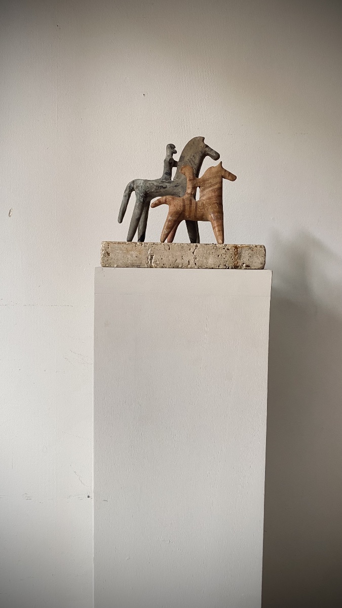 DEUX CHEVAUX ET  CAVALIERS, FIGURINES en TERRE CUITE, BÉOTIE, GRÈCE ARCHAÏQUE,  VIe SIÈCLE AV.