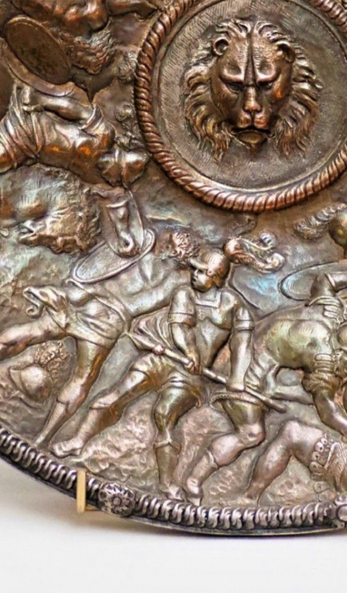 Bouclier Dans Le Goût De L’antique / Renaissance Décors  Scène De Bataille et tête de lion -photo-2