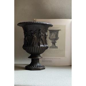 Vase Borghese en bronze XIXe  d’après le cratère  gréco-romain antique en marbre au  du Louvre 