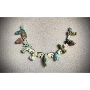 Collier de 19 amulettes égyptiennes antique : cœur , phallus , œil oudjat , dieu bès