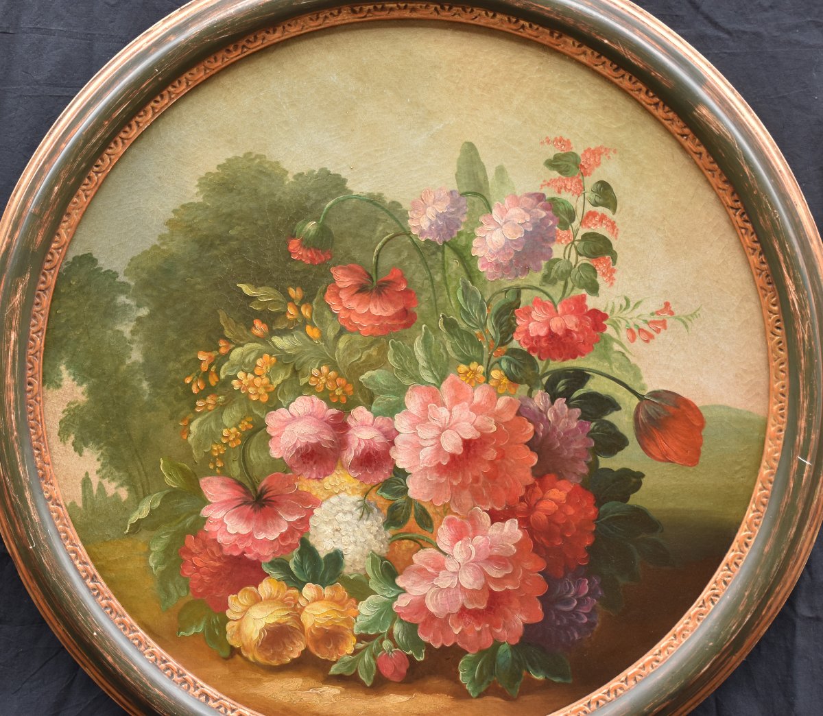 École italienne circa 1900 . Composition florale. Fleurs dans un paysage (Tondo)-photo-3