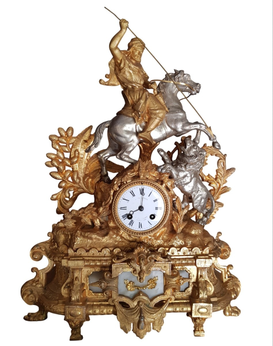 PENDULE orientaliste XIXè - Cavalier arabe, chasse au lion