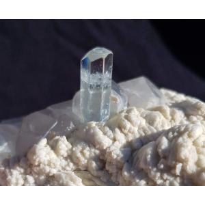 AIGUE-MARINE - Pakistan - Cristal sur quartz 