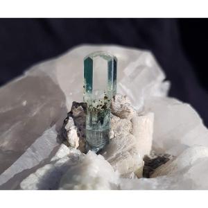 AIGUE-MARINE sur quartz -  Cristal 3 cms 