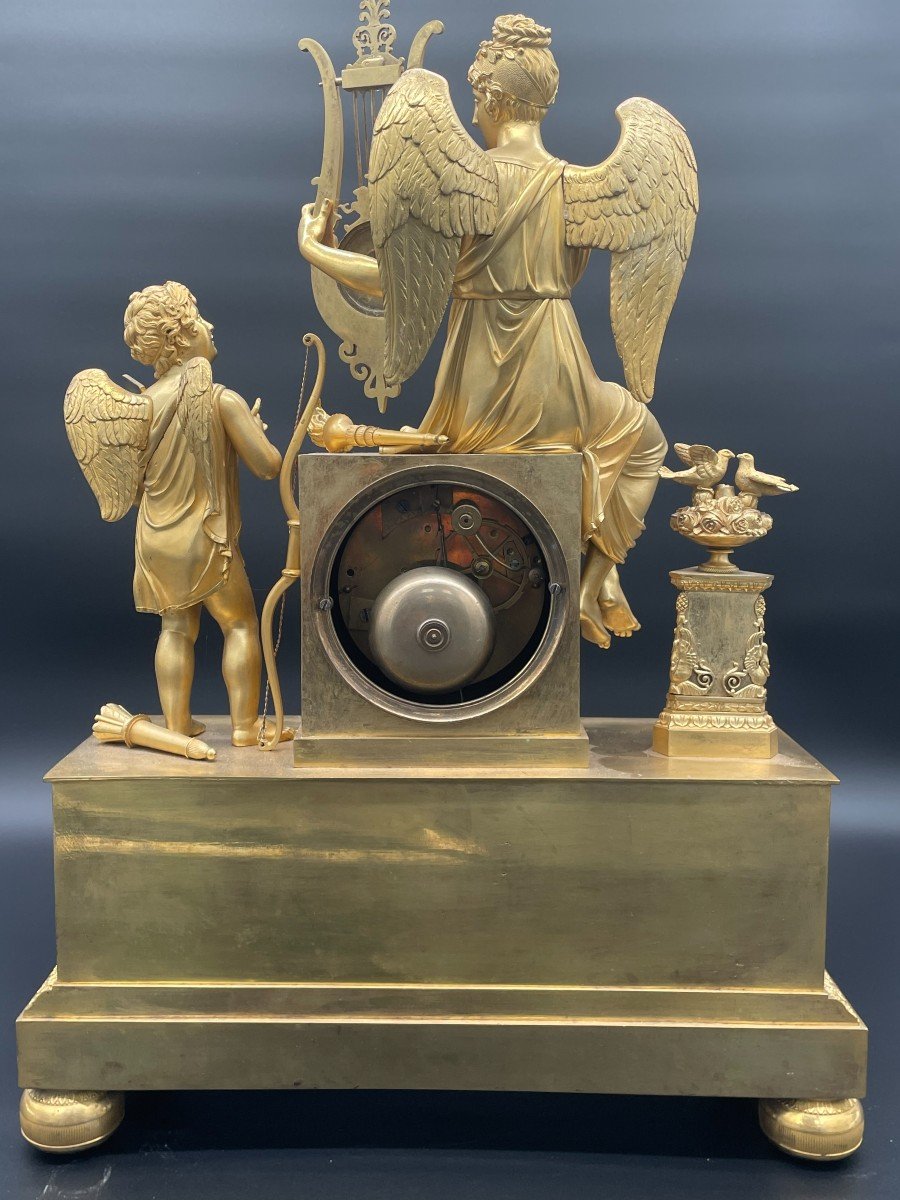 Grande pendule en bronze ciselé et doré à l'or " l'Amour de la musique " vers 1820-photo-4