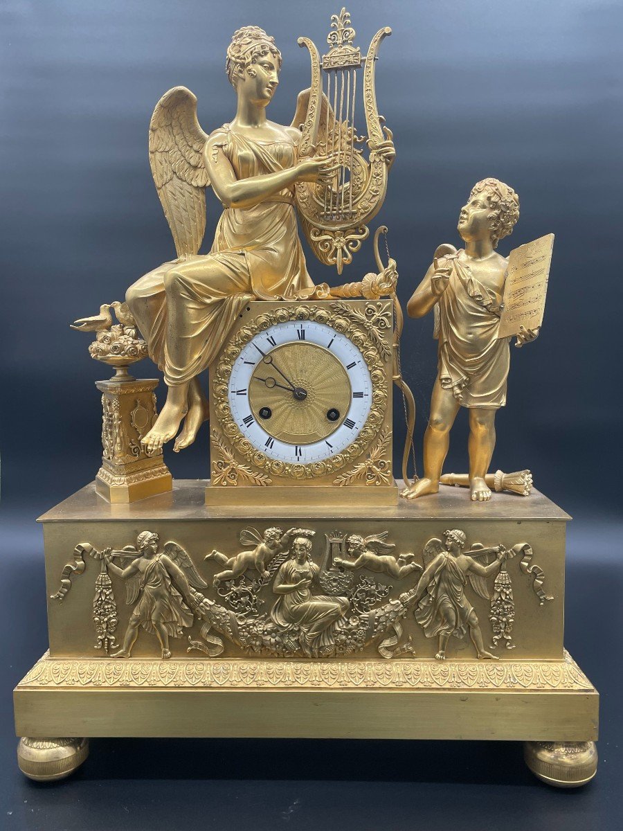 Grande pendule en bronze ciselé et doré à l'or " l'Amour de la musique " vers 1820