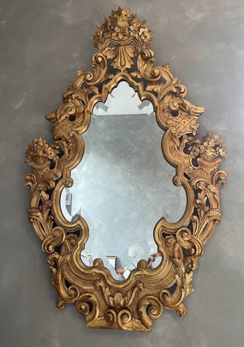 Grand Miroir Italien En Bois Sculpté, Ajouré Et Doré à La Feuille d'Or Du 18ème Siècle