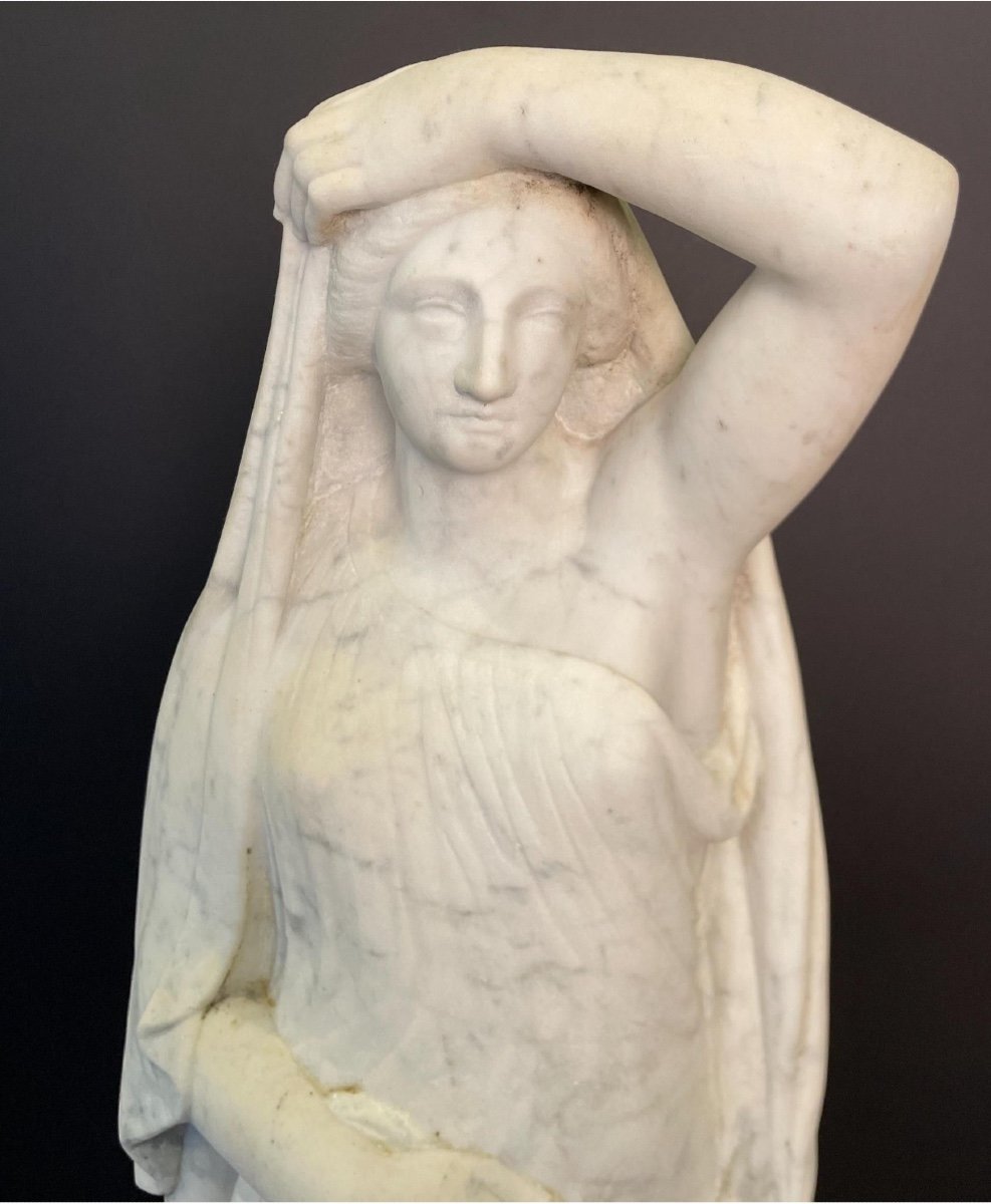 Important Sculpture In White Marble Representing A Woman Dressed In Antique Style -photo-2