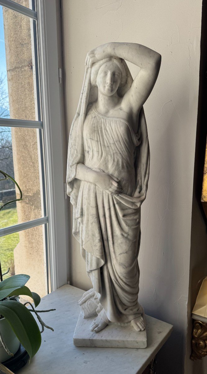 Important Sculpture In White Marble Representing A Woman Dressed In Antique Style -photo-1