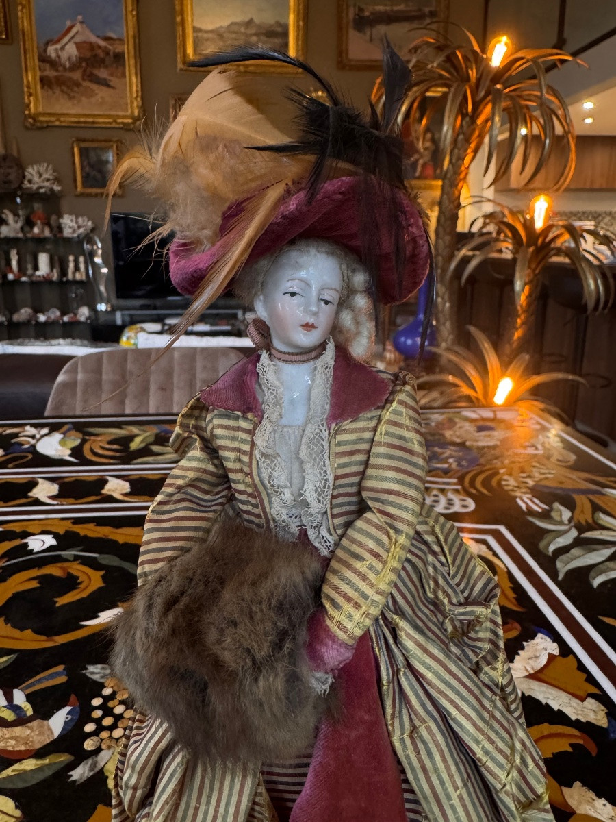 Poupée de salon en porcelaine – France, fin XIXᵉ siècle, dans le goût du XVIIIᵉ  -photo-2