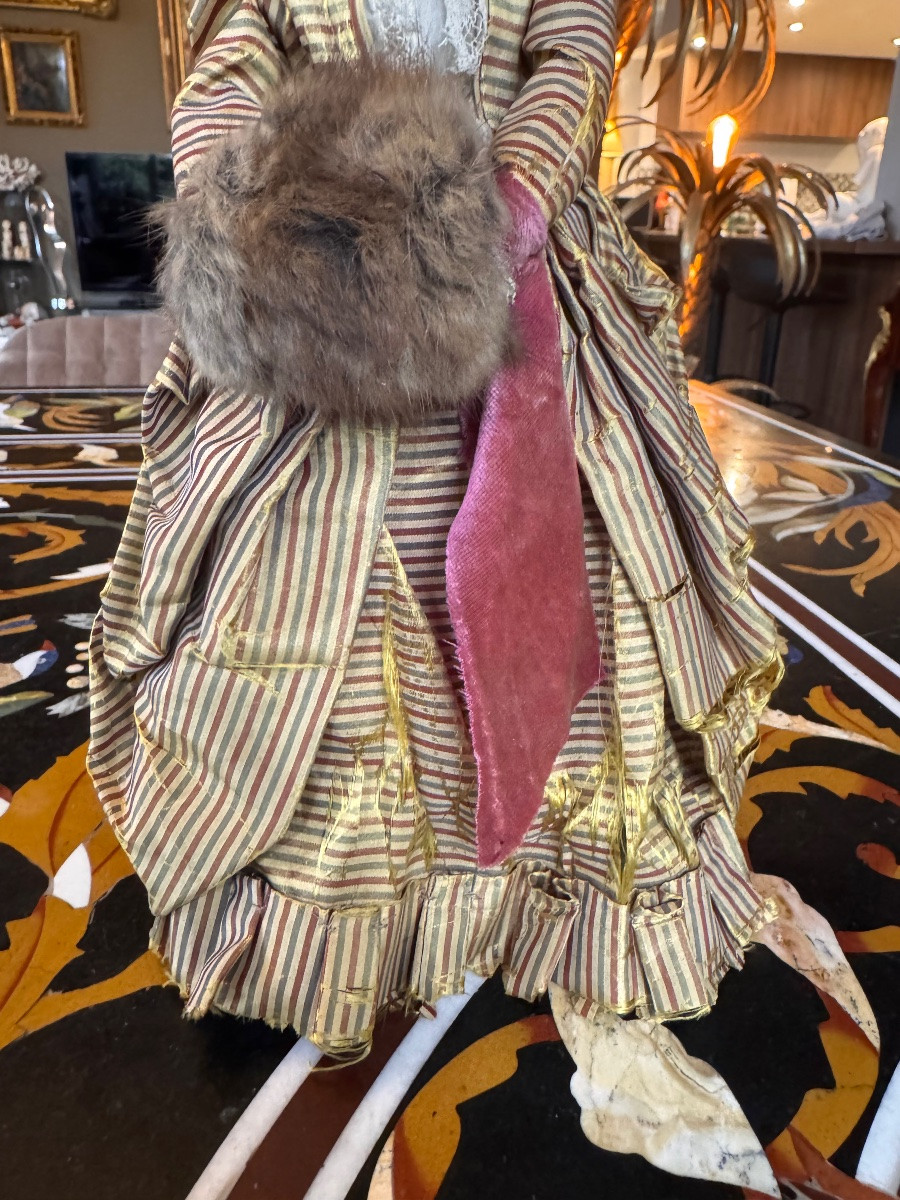 Poupée de salon en porcelaine – France, fin XIXᵉ siècle, dans le goût du XVIIIᵉ  -photo-3