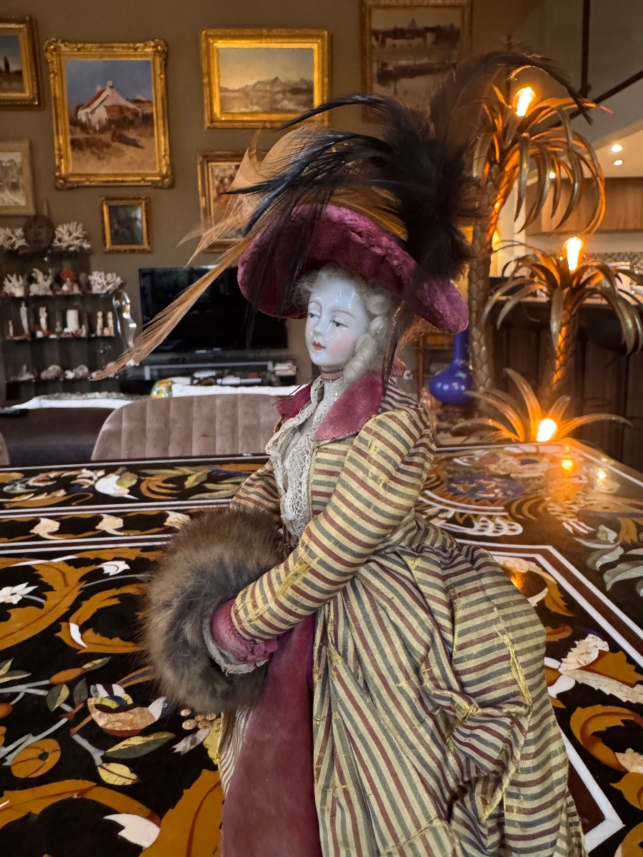Poupée de salon en porcelaine – France, fin XIXᵉ siècle, dans le goût du XVIIIᵉ  -photo-2