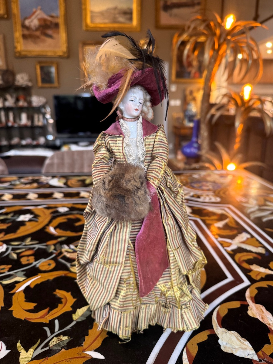 Poupée de salon en porcelaine – France, fin XIXᵉ siècle, dans le goût du XVIIIᵉ  -photo-3
