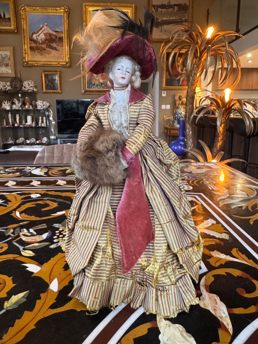 Poupée de salon en porcelaine – France, fin XIXᵉ siècle, dans le goût du XVIIIᵉ