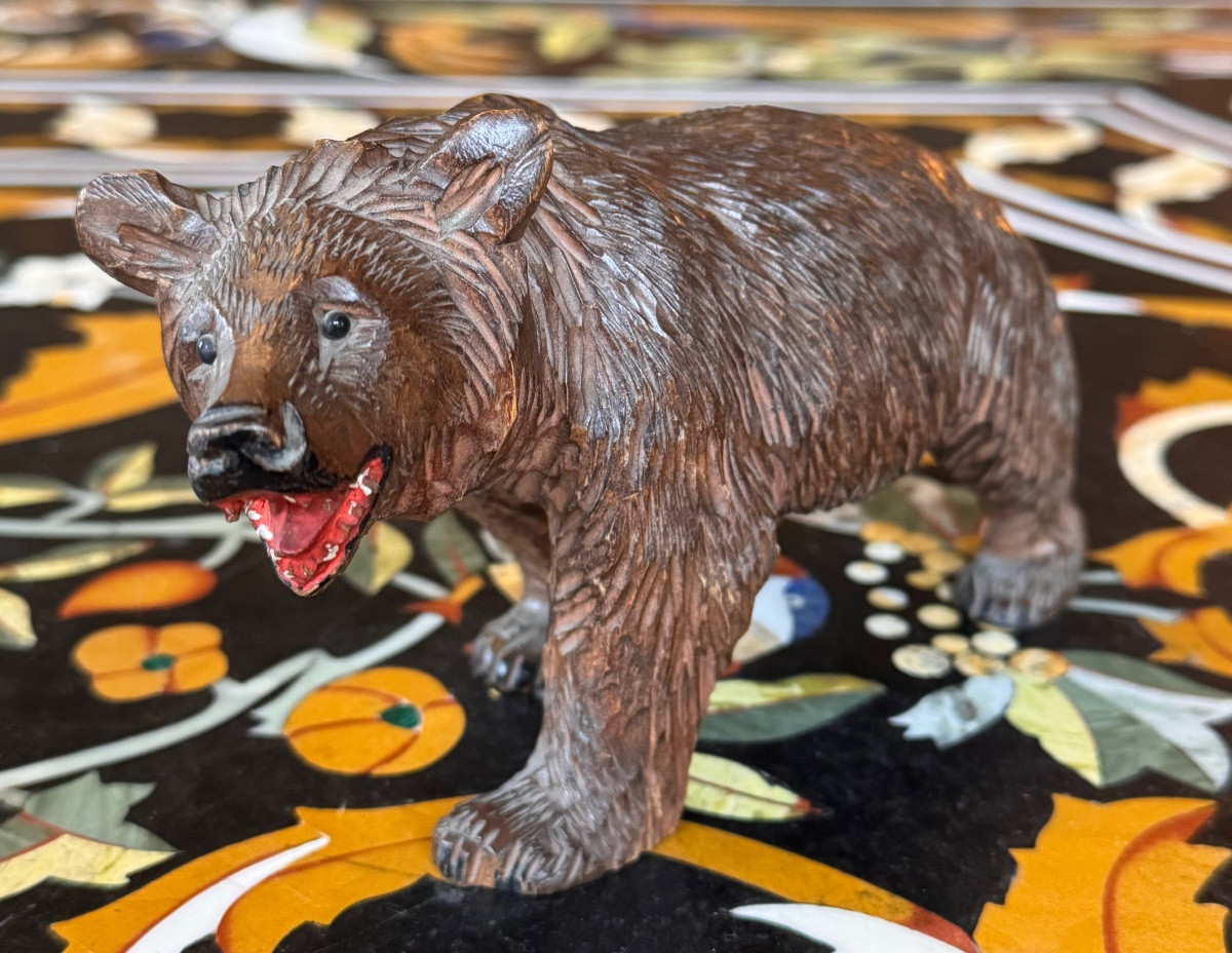 Ours en bois sculpté et polychrome – Travail de la Forêt-Noire, fin XIXᵉ siècle  -photo-2