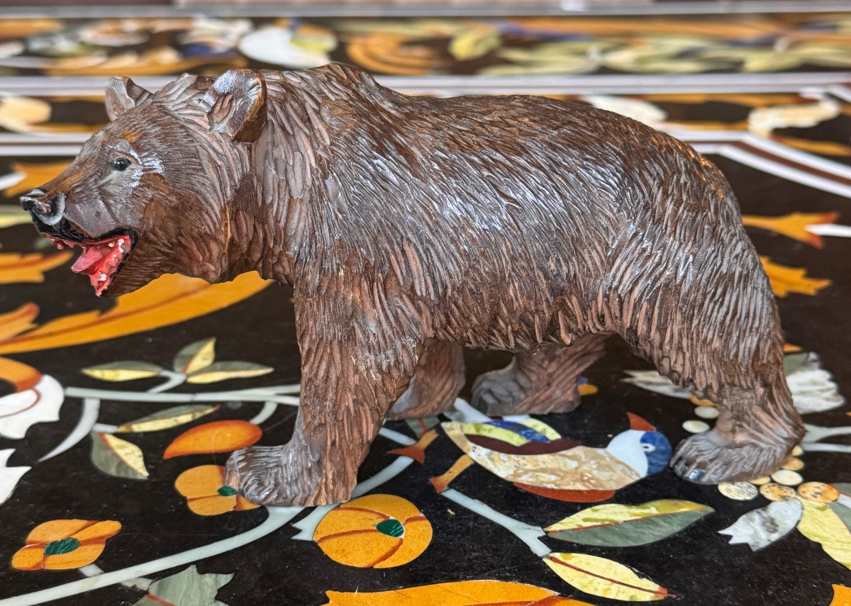 Ours en bois sculpté et polychrome – Travail de la Forêt-Noire, fin XIXᵉ siècle