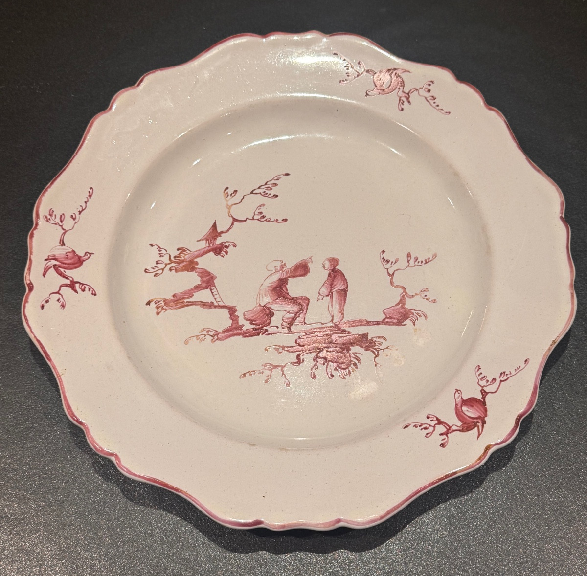 Assiette au décor chinois  Faïence de Marseille – Manufacture de la Veuve Perrin 