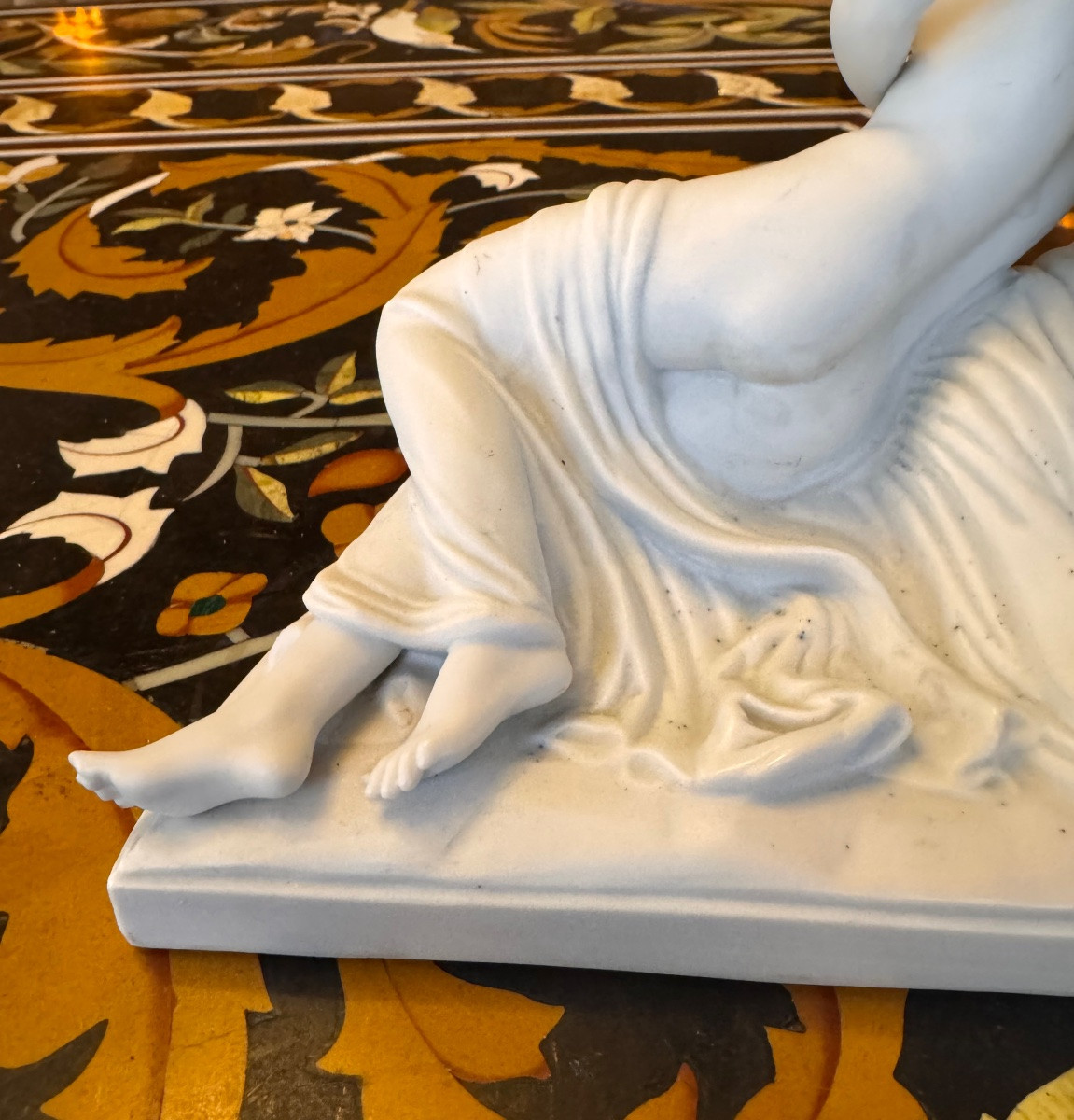 • Biscuit en porcelaine à décor mythologique – Amour et Psyché • Époque : fin XIXe – début XXe -photo-1