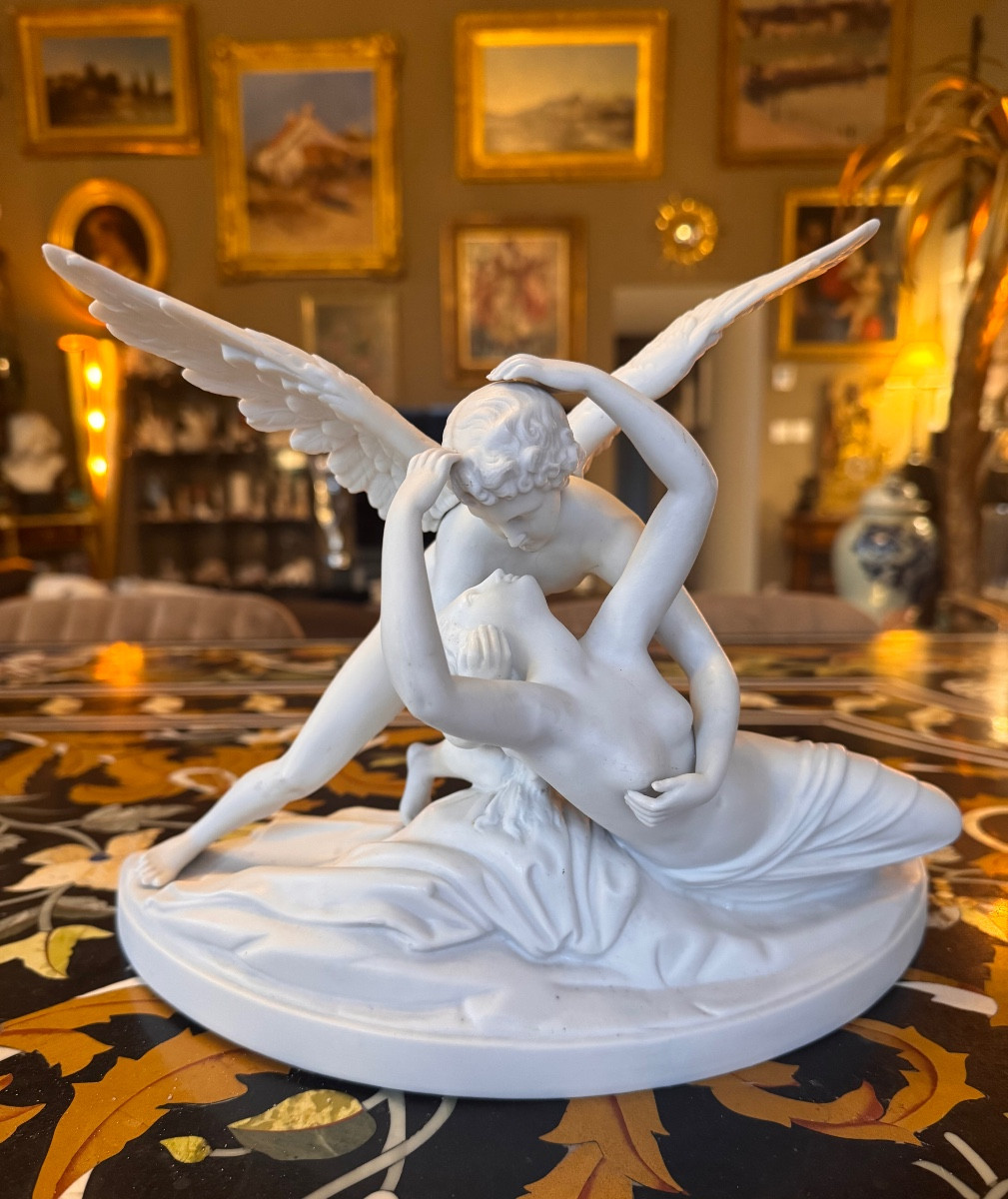 • Biscuit en porcelaine à décor mythologique – Amour et Psyché • Époque : fin XIXe – début XXe 