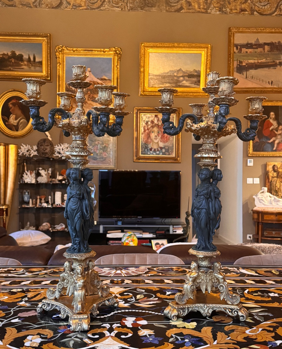 Paire de grands candélabres aux Trois Grâces  Bronze doré et alliage patiné – Époque Napoléon 