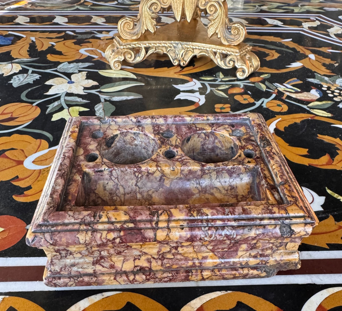 Encrier d’époque Louis XIV en marbre brèche – XVIIe siècle .-photo-2