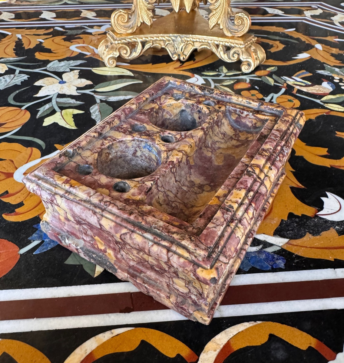 Encrier d’époque Louis XIV en marbre brèche – XVIIe siècle .-photo-3