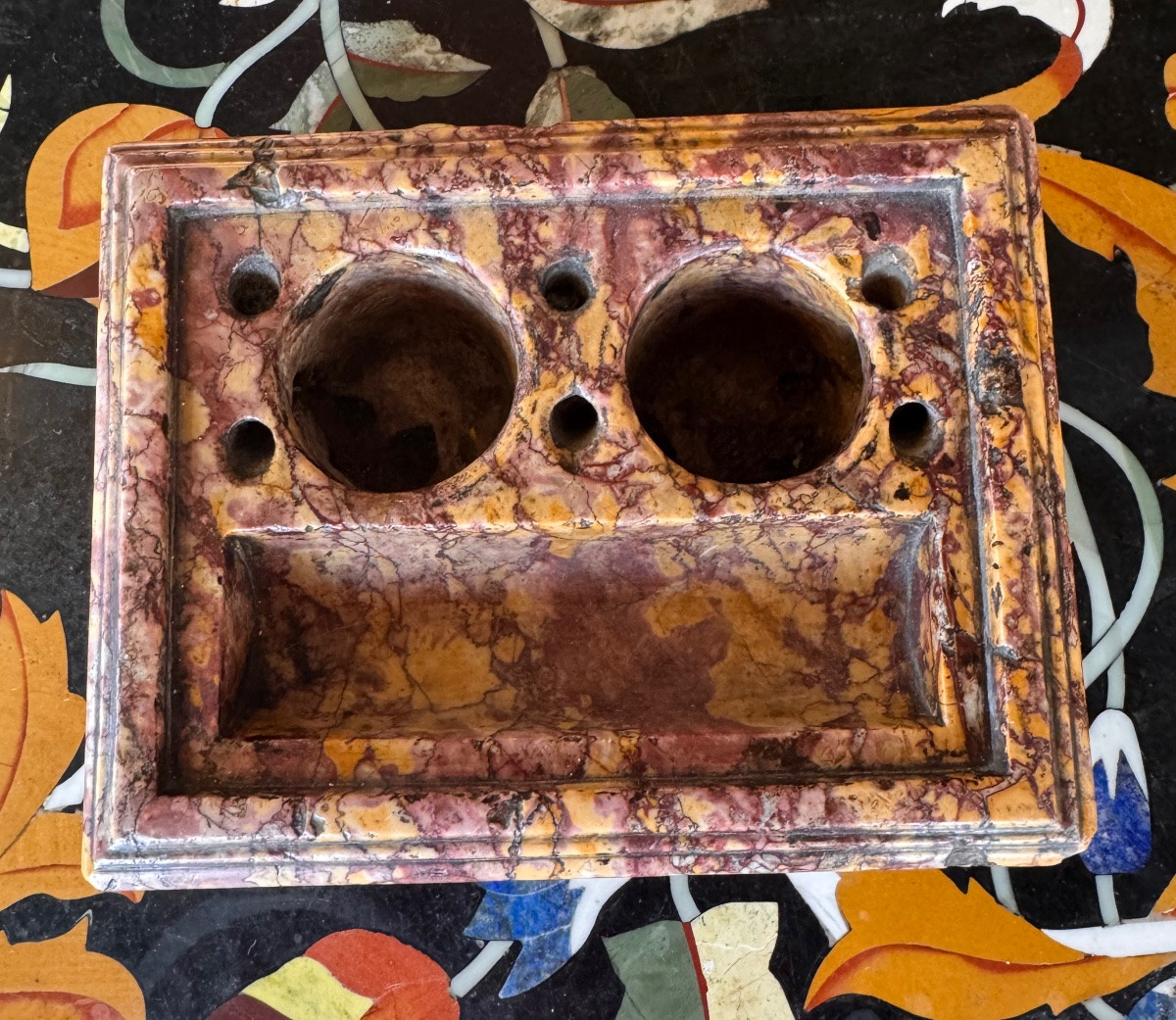 Encrier d’époque Louis XIV en marbre brèche – XVIIe siècle .-photo-1