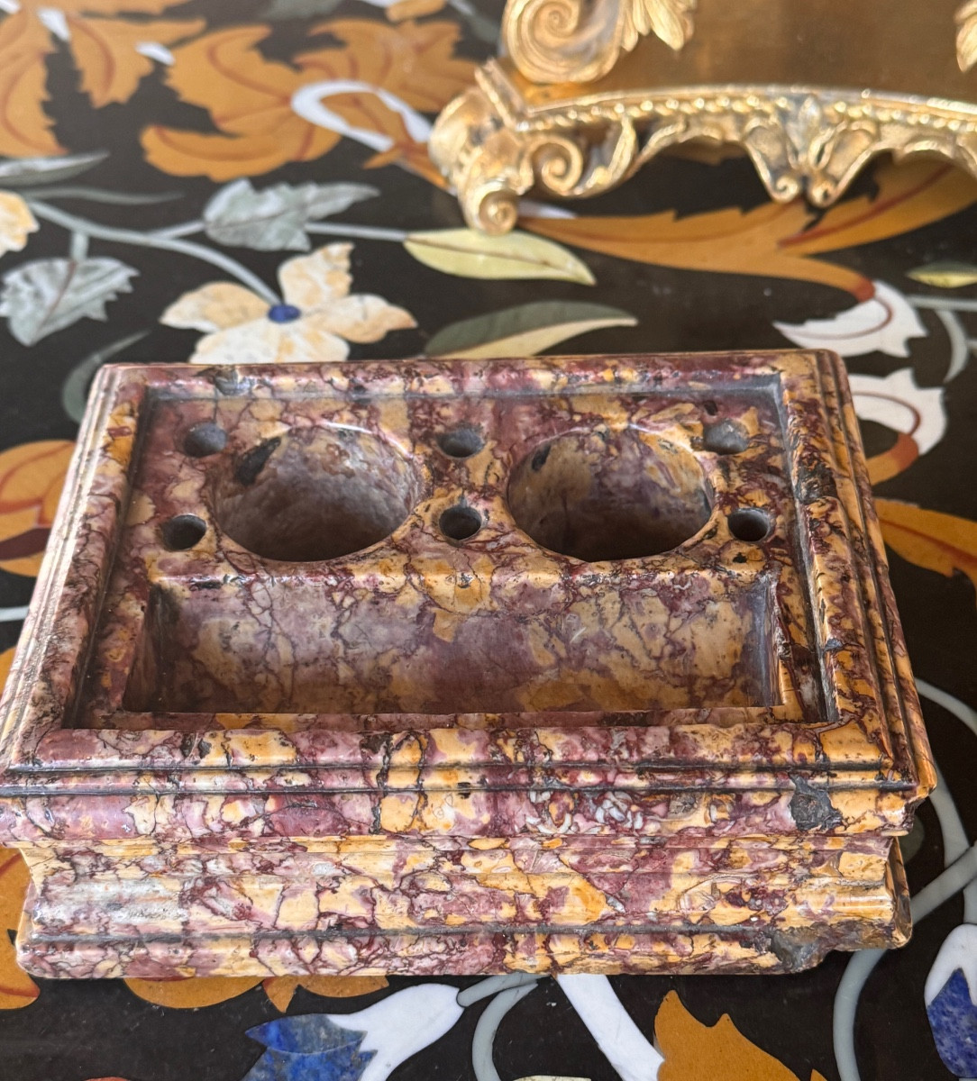 Encrier d’époque Louis XIV en marbre brèche – XVIIe siècle .