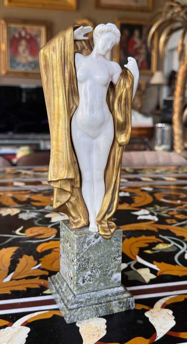 Louis Sosson (actif de 1905 à 1930) Sculpture chryséléphantine – Femme au drapé –