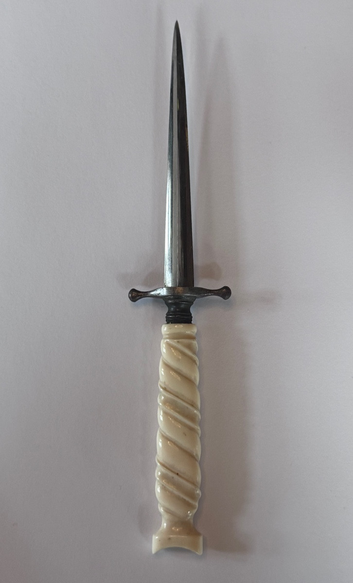 Dagger Known As “of Virtue” – Handle In Twisted Marine Ivory – 19th Century.