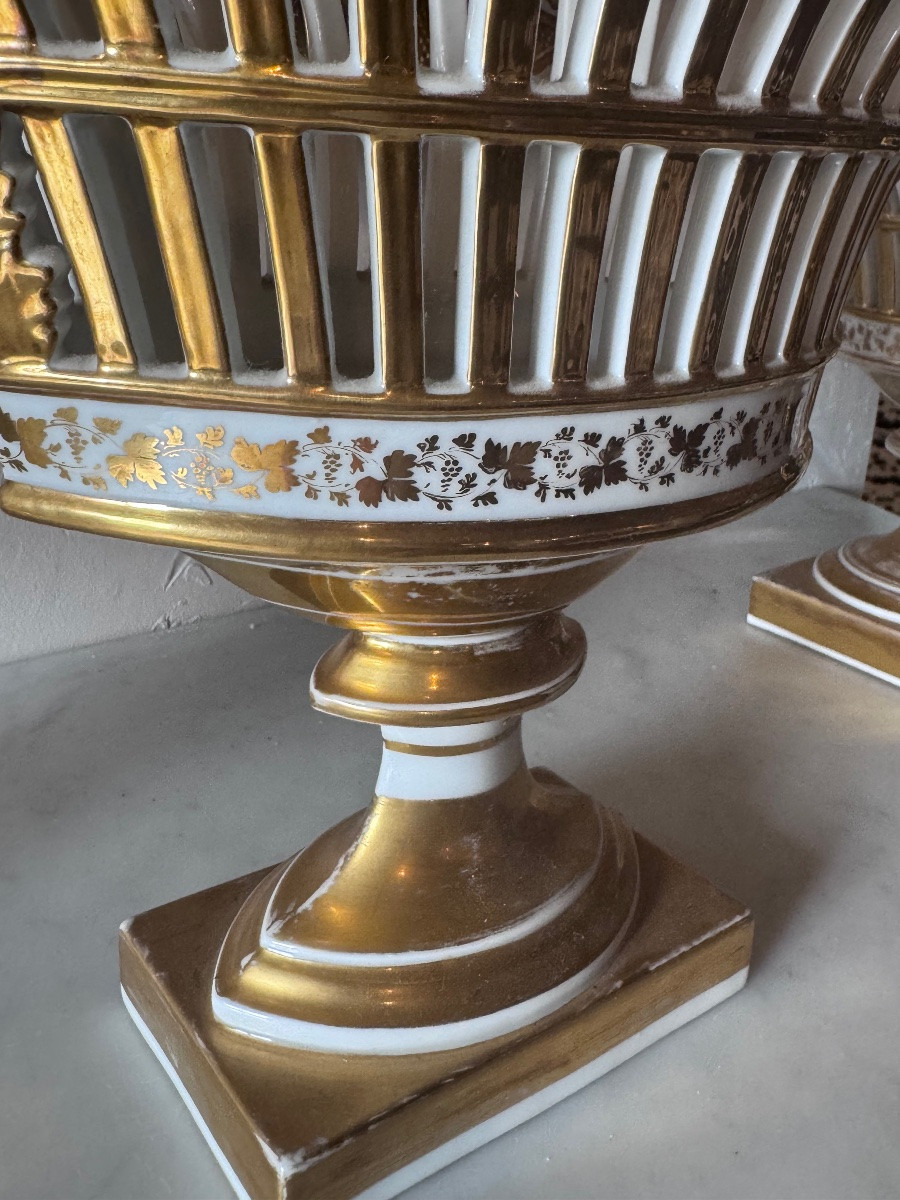 Garniture de cheminée d’époque Empire en porcelaine de Paris, décor or fin .-photo-1