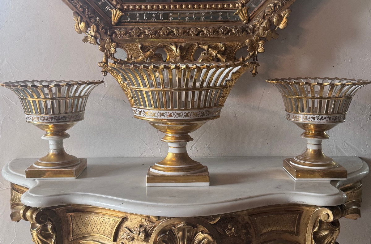 Garniture de cheminée d’époque Empire en porcelaine de Paris, décor or fin .