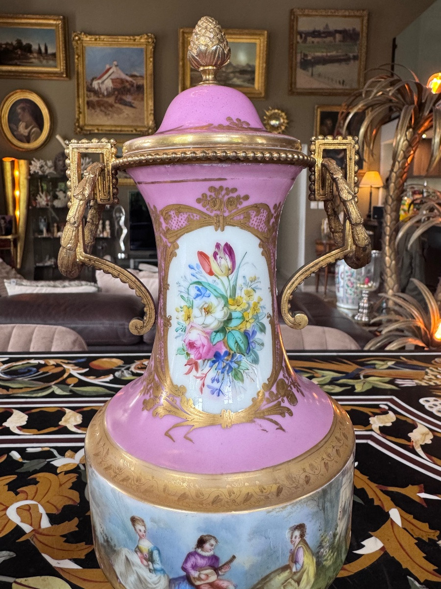 Paire de vases couverts en porcelaine de Paris et bronze doré Époque Napoléon III.-photo-3