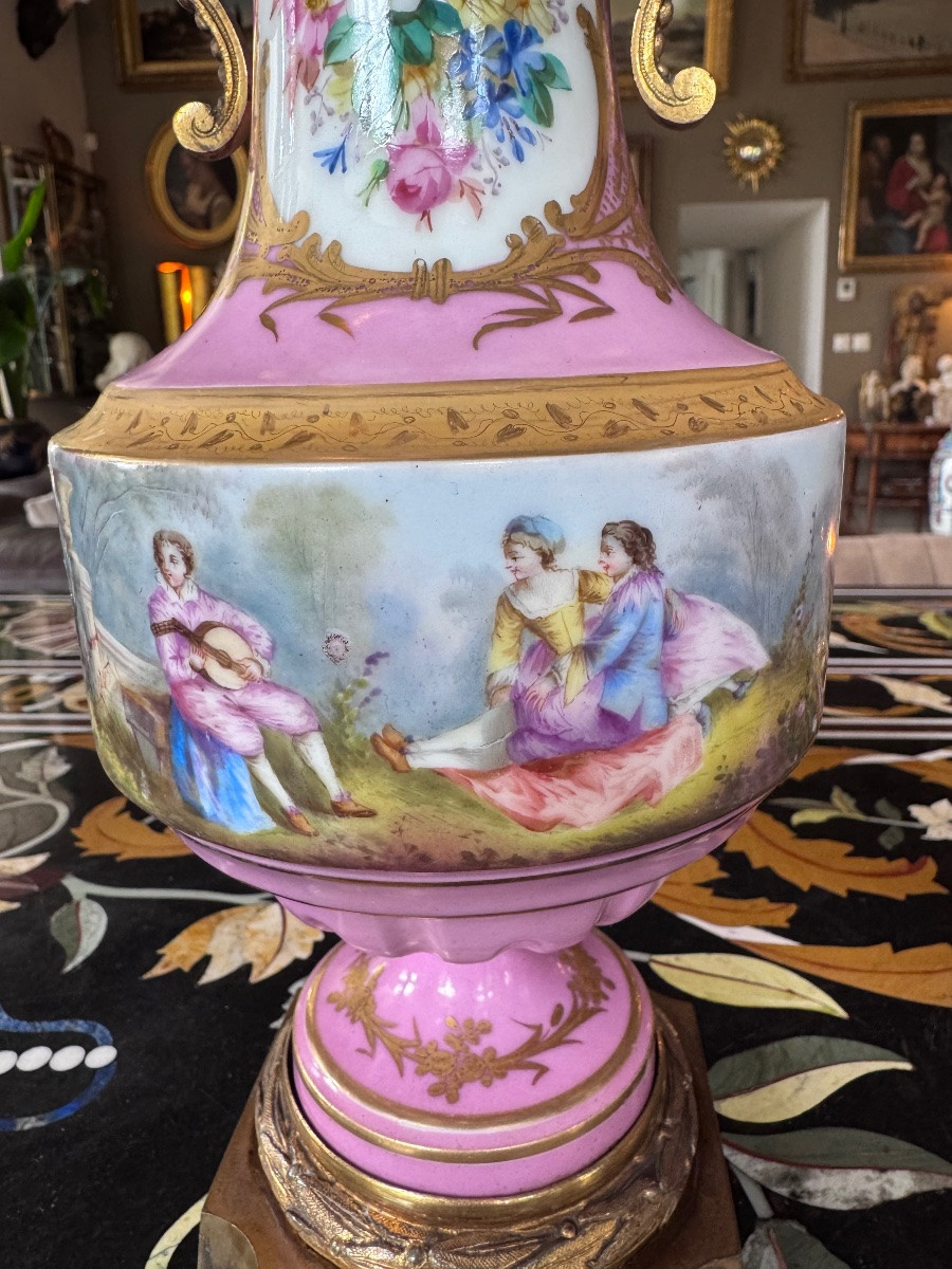 Paire de vases couverts en porcelaine de Paris et bronze doré Époque Napoléon III.-photo-4