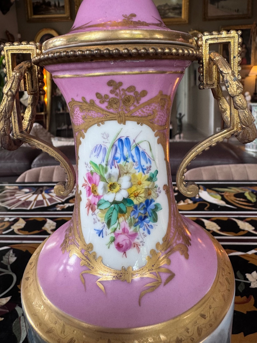 Paire de vases couverts en porcelaine de Paris et bronze doré Époque Napoléon III.-photo-1