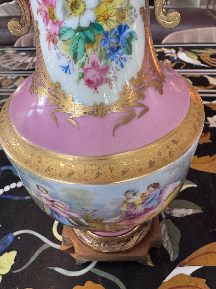 Paire de vases couverts en porcelaine de Paris et bronze doré Époque Napoléon III.-photo-2