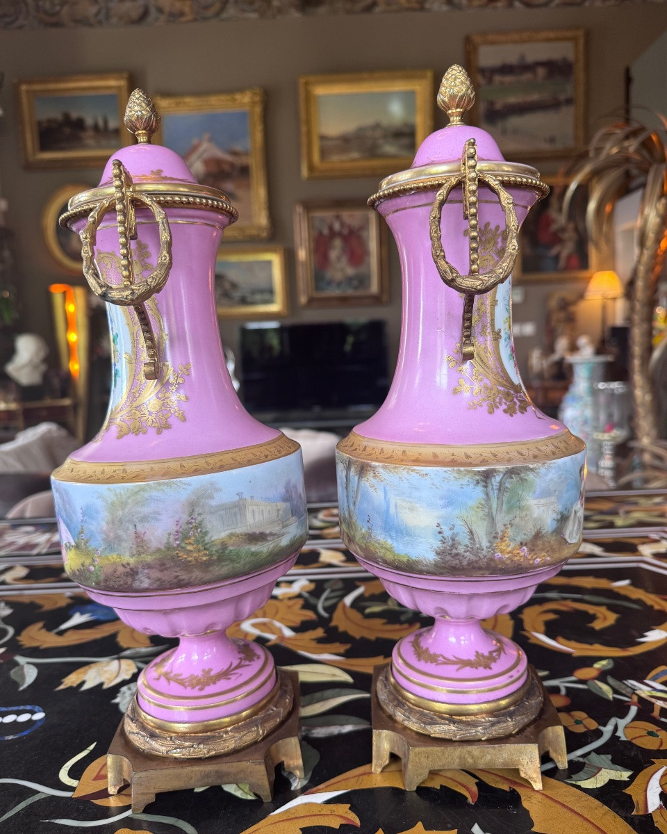 Paire de vases couverts en porcelaine de Paris et bronze doré Époque Napoléon III.-photo-3