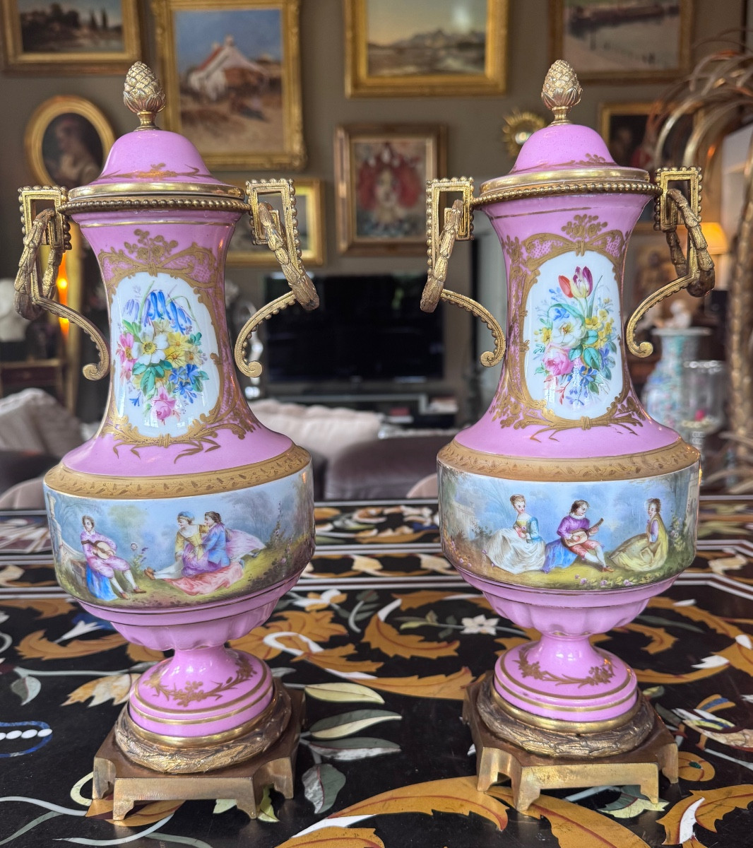 Paire de vases couverts en porcelaine de Paris et bronze doré Époque Napoléon III.