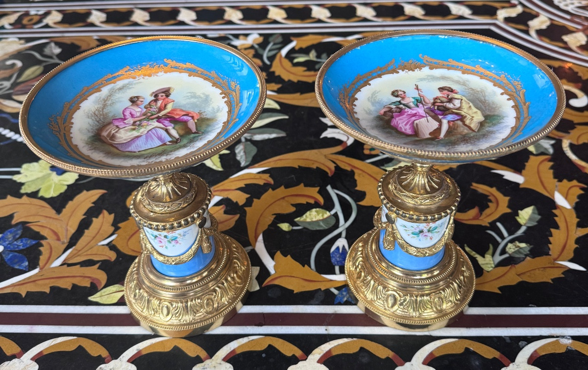 Paire de cassolettes en porcelaine de Paris et bronze doré Époque Napoléon III .