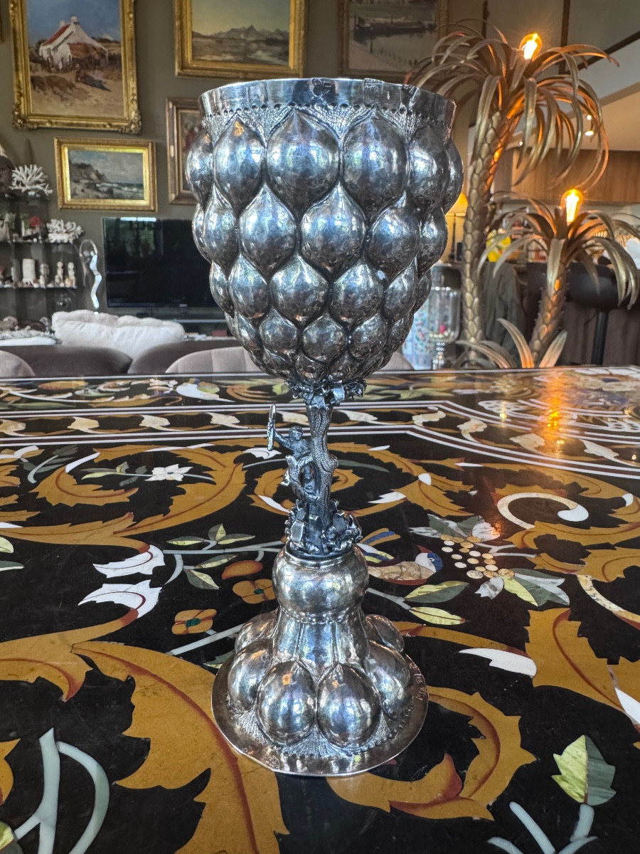 Coupe en argent massif, travail flamand, datée 1767 .